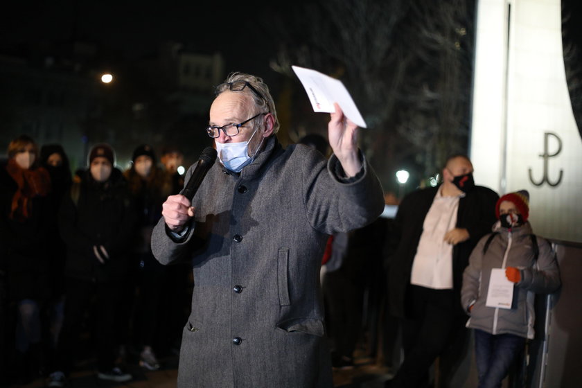 Kolejny dzień trwa protest przed Sejmem