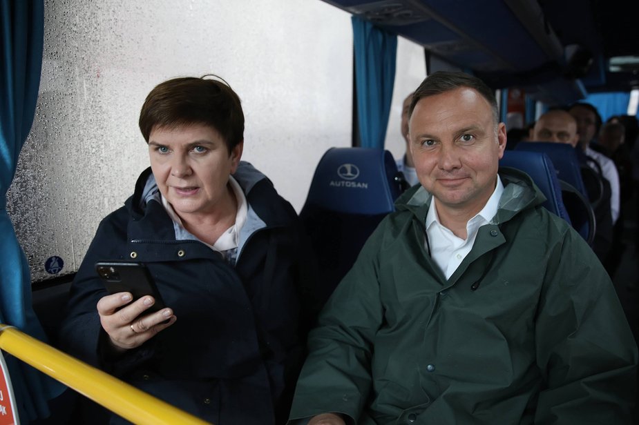 Kraków, 21 czerwca 2020 r. Beata Szydło i Andrzej Duda w „dudabusie” podczas kampanii prezydenckiej wygranej dzięki ostrym atakom na LGBT. W polityce antyunijnej Duda i Szydło są podwykonawcami Kaczyńskiego