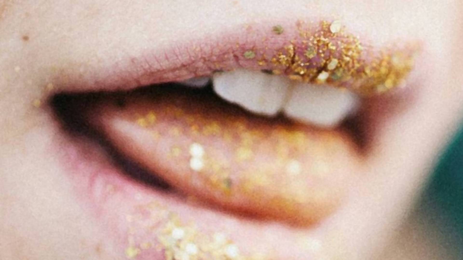 Sypnij brokat na język. Zachwycający i ryzykowny trend na Instagramie