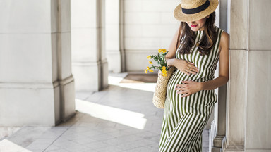 Sukienki ciążowe. Jak wyglądać modnie, a czuć się wygodnie w ciąży?