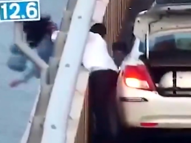 Tražila taksisti da je odveze do mosta, pa skočila - snimak pokušaja samoubistva obilazi svet