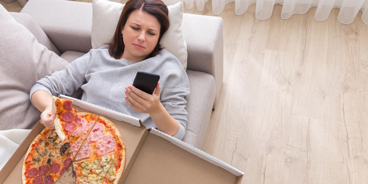 Kobieta, pizza, telefon, kanapa, mieszkanie
