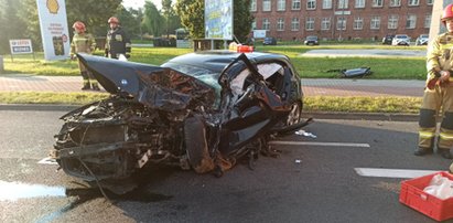 Bmw zmiażdżone przez... tramwaj nauki jazdy. Kierowca ciężko ranny 