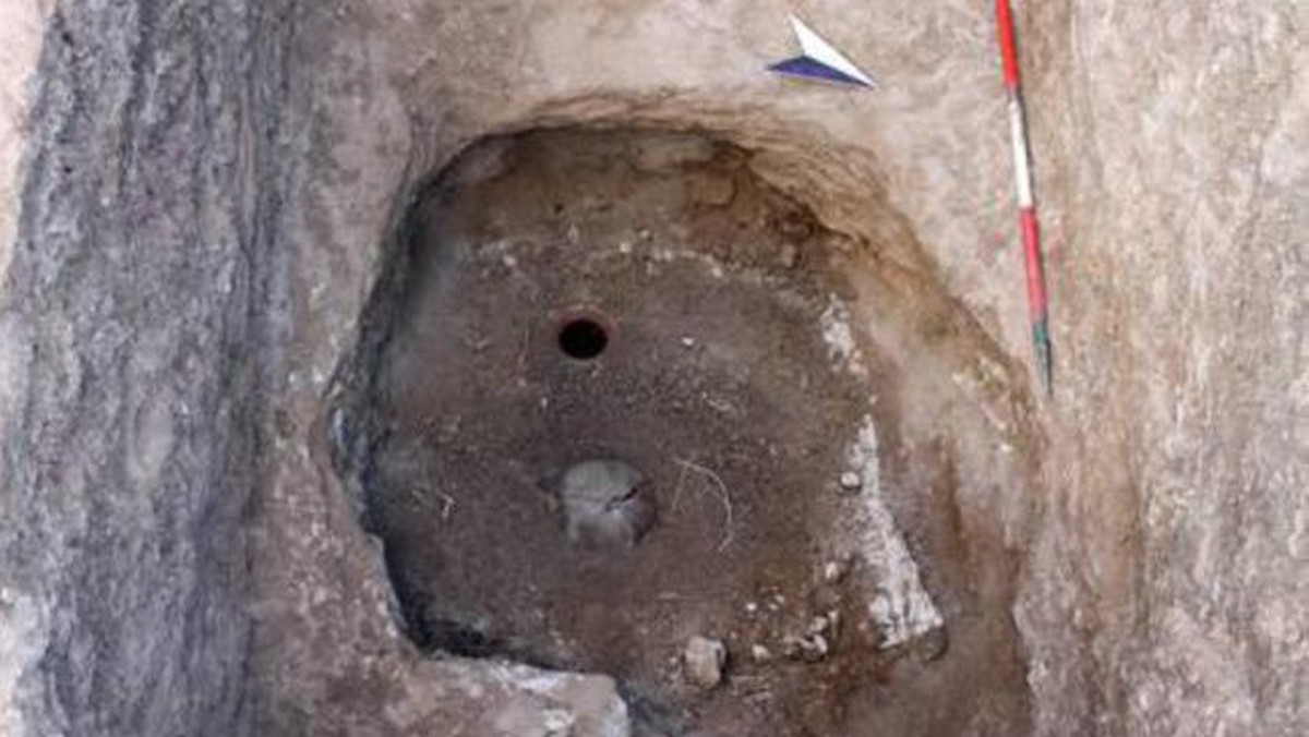 Na terenie dawnego miasta Etrusków w Vulci koło Rzymu archeolodzy znaleźli 17 grobów wypełnionych ozdobnymi przedmiotami z brązu, wazami i biżuterią. To kolejne, jak mówią badacze, spektakularne odkrycie w etruskiej nekropolii.