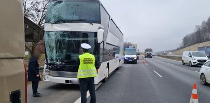 Chwile grozy na A4. Autobus pełen ludzi zderzył z ciężarówką przewożącą materiały wybuchowe