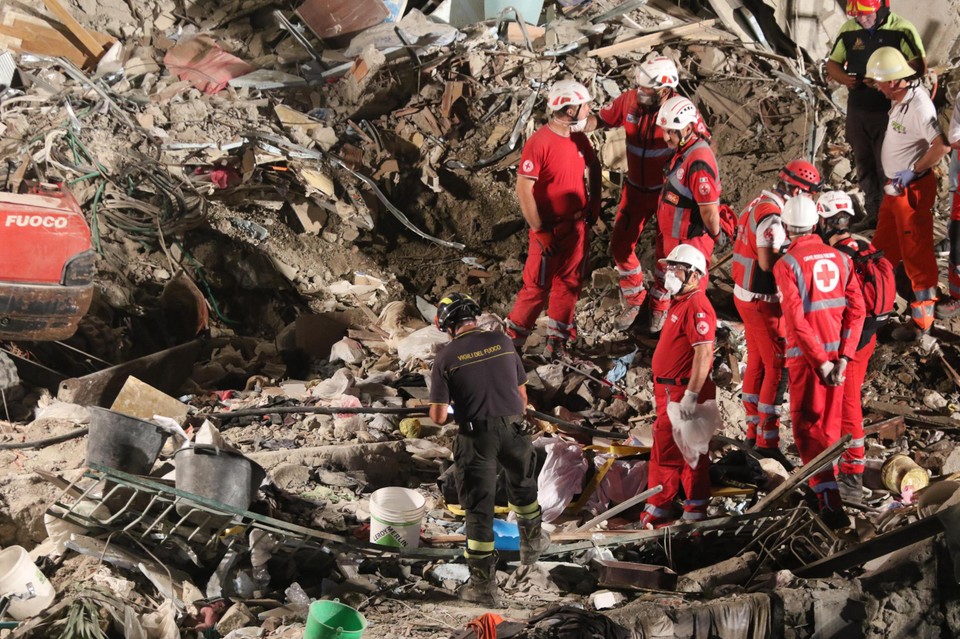 ITALY NAPLES HOUSE COLLAPSE (Seven missing, including two kids, after building collapses)