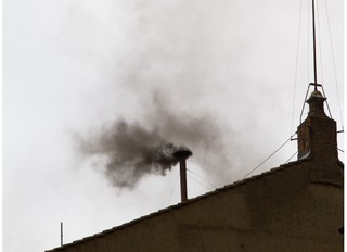 Watykan. Znów czarny dym z komina Kaplicy Sykstyńskiej