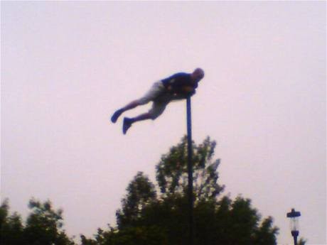 Użytkownicy facebooka znaleźli nową zabawę: prześcigają się w tym, kto zrobi bardziej absurdalne zdjęcie ludzi leżących twarzą w dół. Im dziwniejsze miejsce tym lepiej