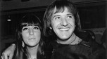 Wokalistka zaczynała od występów z mężem. Pierwszym wielkim hitem Sonny & Cher był utwór "I got you babe"