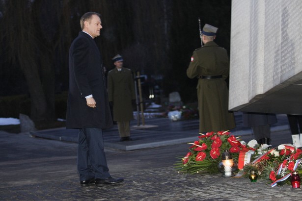 Tusk oddał na Powązkach hołd ofiarom katastrofy smoleńskiej