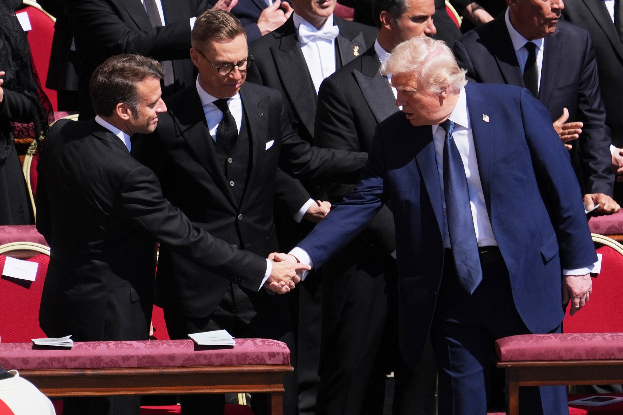 Prezident Donald Trump (vpravo) si podáva ruku s francúzskym prezidentom Emmanuelom Macronom.
