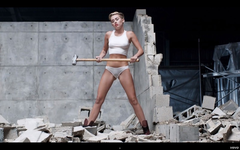 Miley Cyrus w klipie do 'Wrecking Ball'