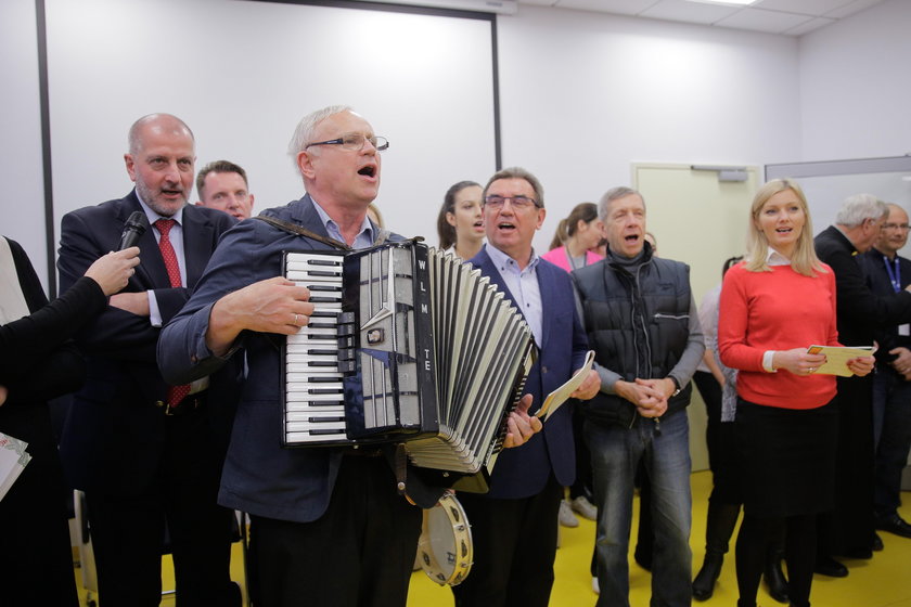 Prezydent Rafał Dutkiewicz (57 l.) zaśpiewał z radnymi