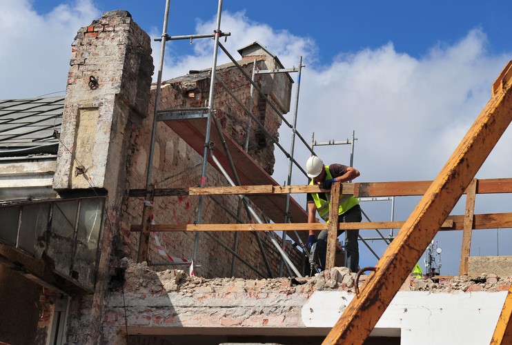 Remont obiektu obejmuje: przebudowę budynku dworca, wejścia do schronu z tunelu, wymianę nawierzchni na peronie 1. i 4., wymianę wiaty na peronie 4. oraz budowę nowej kładki prowadzącej z ulicy Owocowej.<br><br>fot. (mb/cat) PAP/ Marcin Bielecki