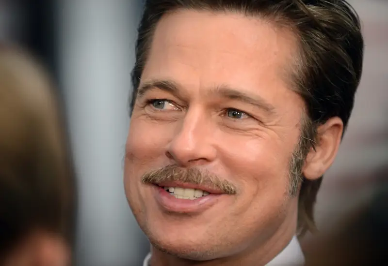 Brad Pitt stawia na minimalistyczny wąs