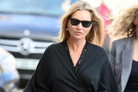 Kejt Mos UHVAĆENA u javnosti PRVI PUT nakon raskida veze sa 13 godina mlađim MILIJARDEROM: Paparaco fotke slavne manekenke