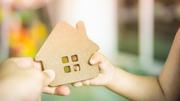 umowa darowizny nieruchomości - wzór, podatek i przebieg u notariusza