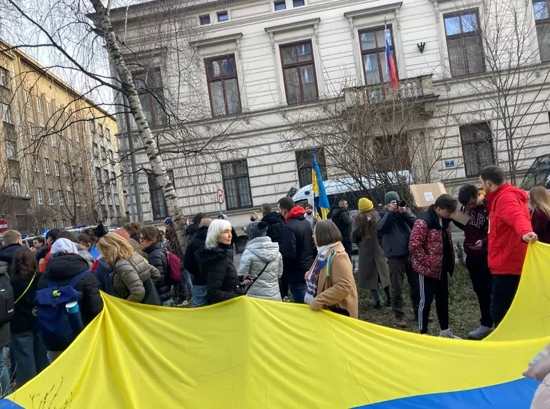 Demonstracja solidarnościowa z Ukrainą, Kraków — 24 lutego 2022 r. / Ofeminin