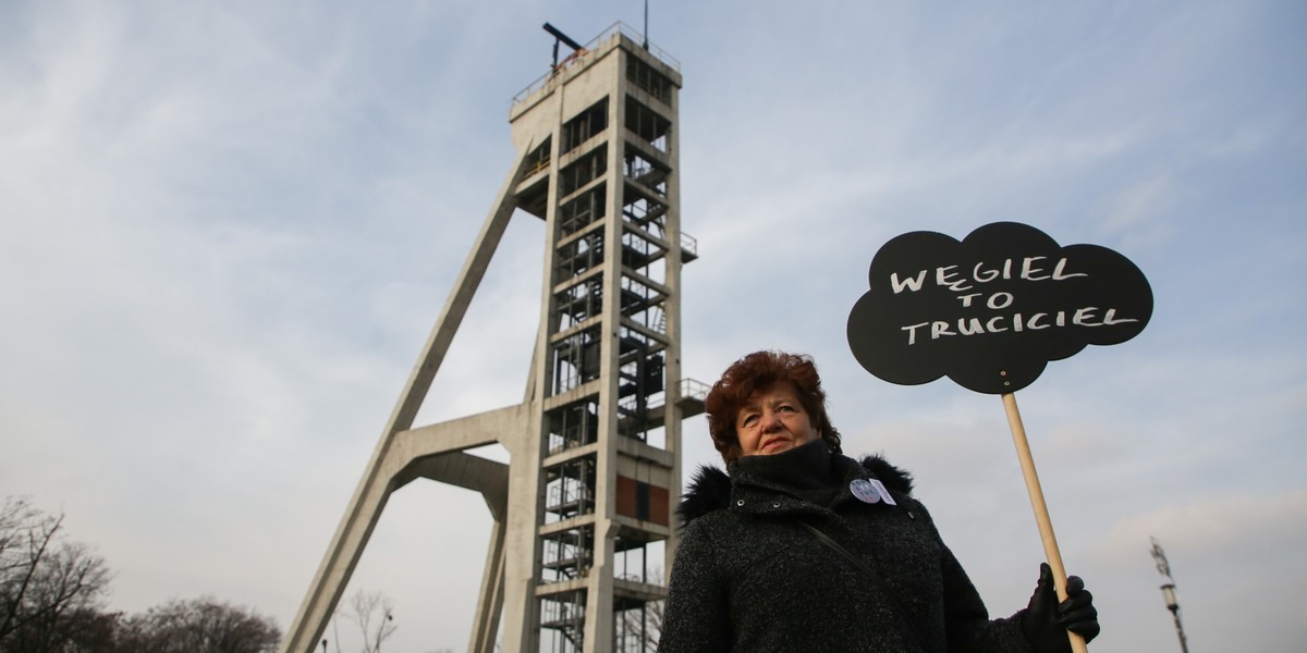 Happening przy kopalnianym szybie "Prezydent" -  "Klimat? Czarno to widze!" zorganizowany przez Akcję Demokracja