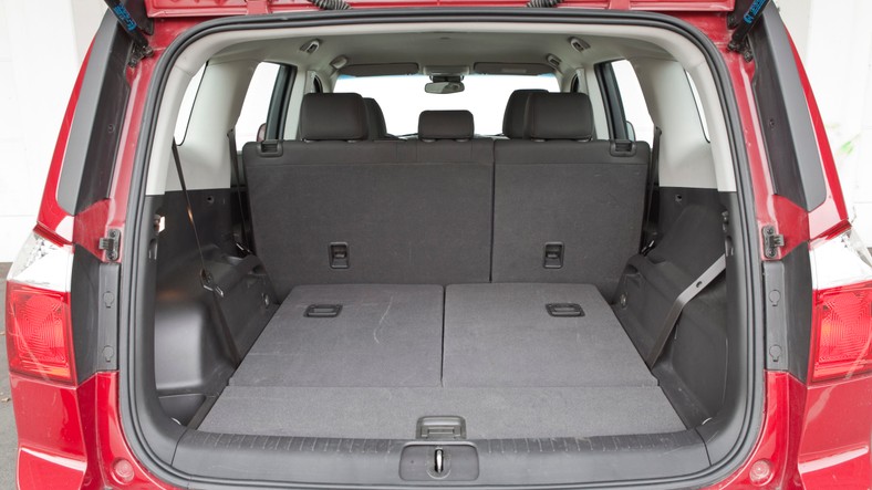 When traveling with 5 people, the trunk of Orlando will fit 466 liters of luggage (with 2 people - 1490 l).