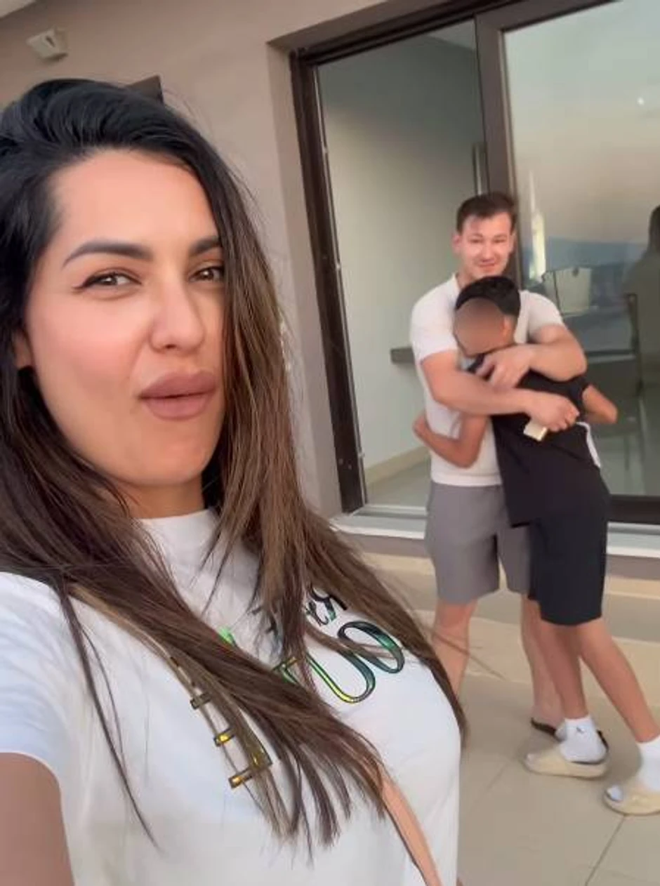 Tanja Savić sa Mukijem i decom na moru