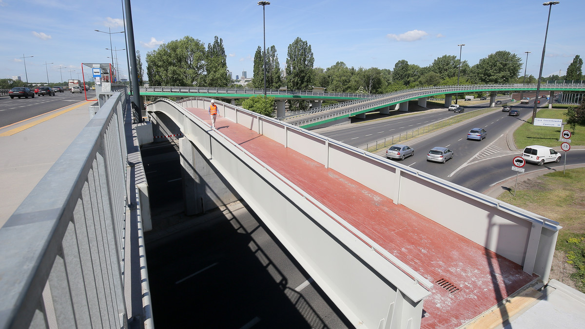 Budowa kładki pieszo-rowerowej na moście Łazienkowskim w Warszawie 