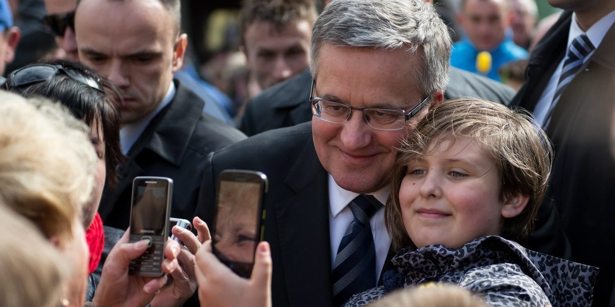 Prezydent przytula dzieci i robi z nimi selfie