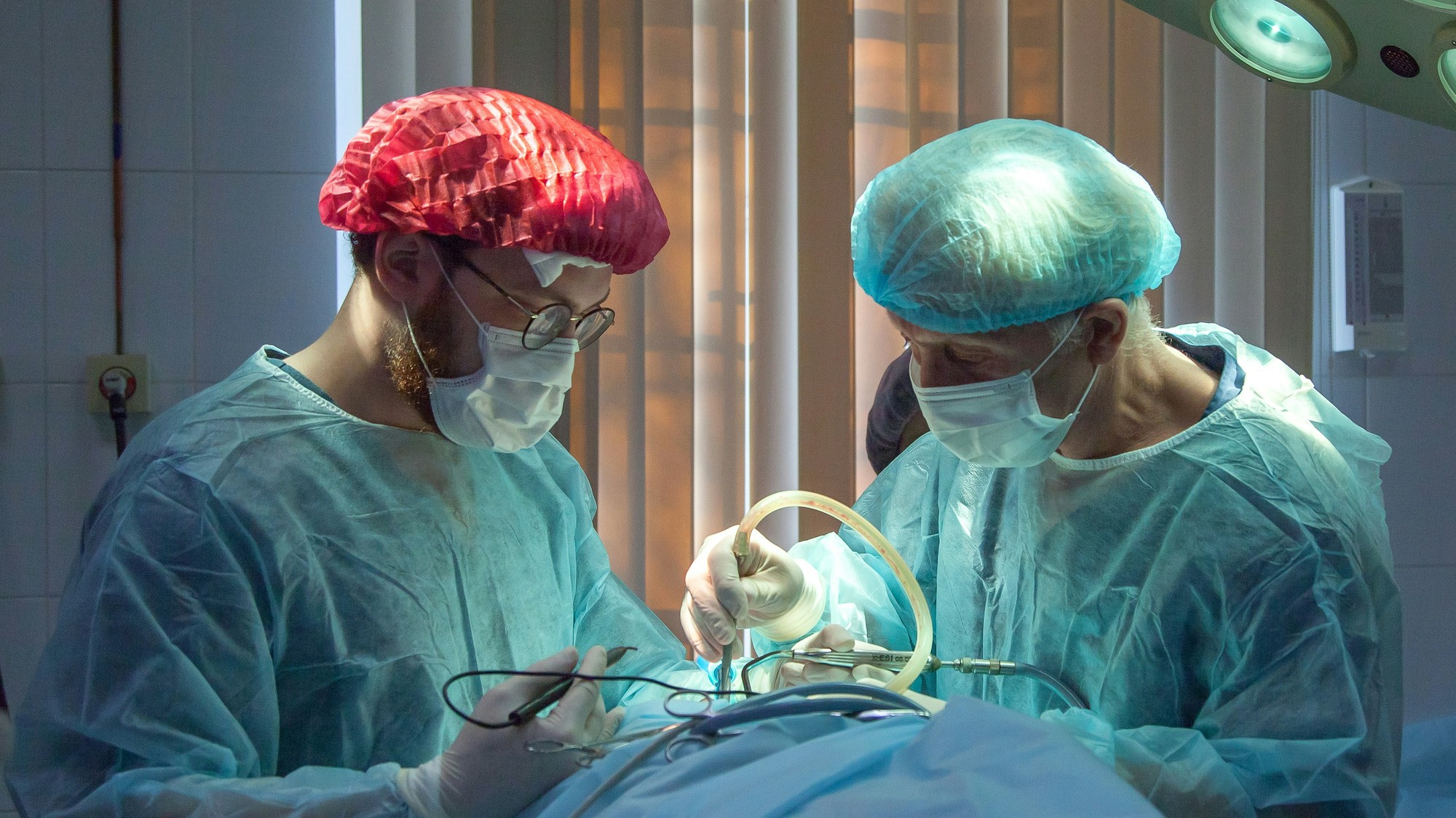 Chirurgický tím počas operácie srdca na modernej operačnej sále. Nový výskum naznačuje, že transplantované srdce sa môže biologicky prispôsobovať veku príjemcu, pričom staršie orgány v mladších telách vykazovali známky biologického omladenia. (Ilustračný obrázok)