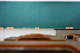 Czy przekazanie nieruchomości na rzecz samorządu lokalnego wiąże się z obowiązkiem uiszczenia podatku VAT?