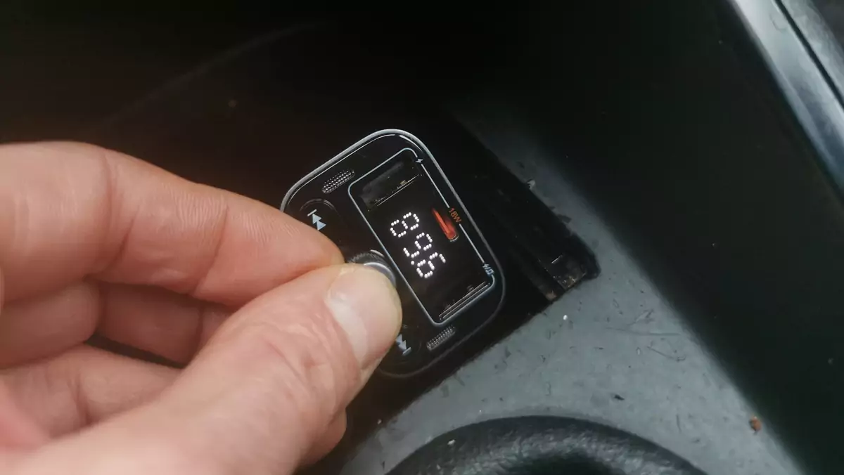 To niewielkie urządzenie pozwala na odtwarzanie w samochodzie muzyki z telefonu na starym radioodtwarzaczu "nicniemającym"