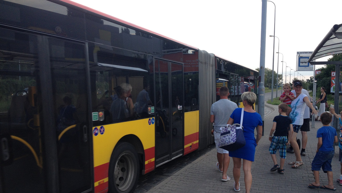 W sobotę przed pójściem na przystanek, warto sprawdzić bieżący rozkład jazdy tramwajów i autobusów, bo od weekendu aż 33 linie pojadą inaczej niż dotychczas. W dodatku linia autobusowa 701 zostanie zlikwidowana.
