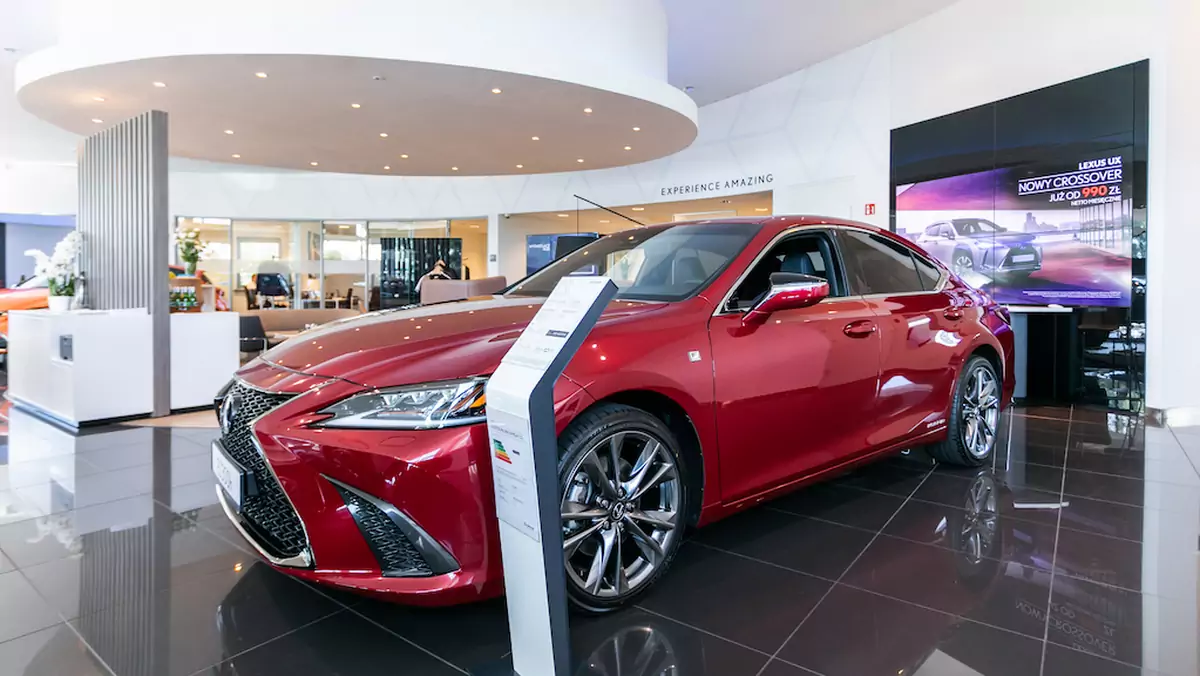 Wielki Test Salonów 2019 – Lexus