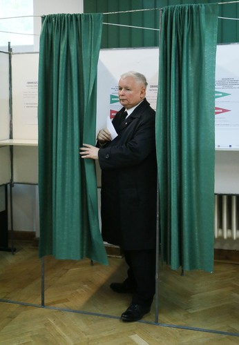 Prezes PiS Jarosław Kaczyński podczas głosowania w obwodowej komisji wyborczej w Szkole Głównej Służby Pożarniczej w Warszawie