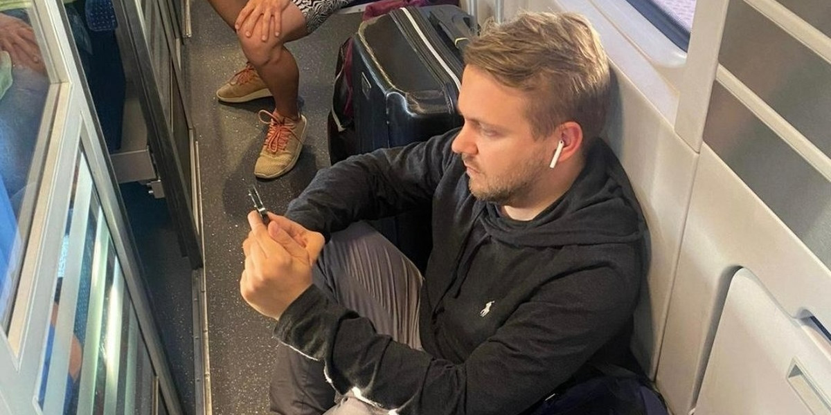 Jacek Ozdoba jechał pociągiem siedząc na podłodze. To na pewno nie była komfortowa podróż.