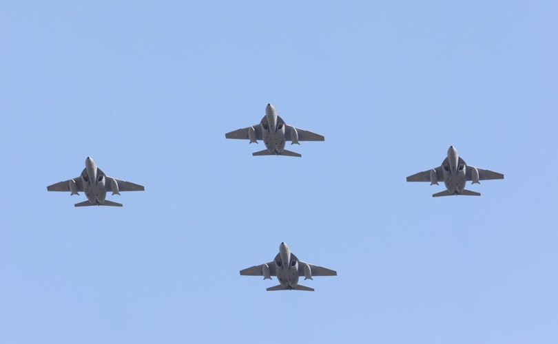 Przelot samolotów wojskowych podczas defilady