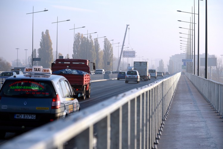 Wiceprezydent Warszawy Jacek Wojciechowicz podziękował wykonawcom. 'Niektórzy mówią, że to drugi Cud nad Wisłą. Ja myślę, że to przede wszystkim świetni projektanci, świetny wykonawcy, znakomita organizacja i świetna współpraca z miastem' - mówił. <br><br>fot. (mae) PAP/Marcin Obara