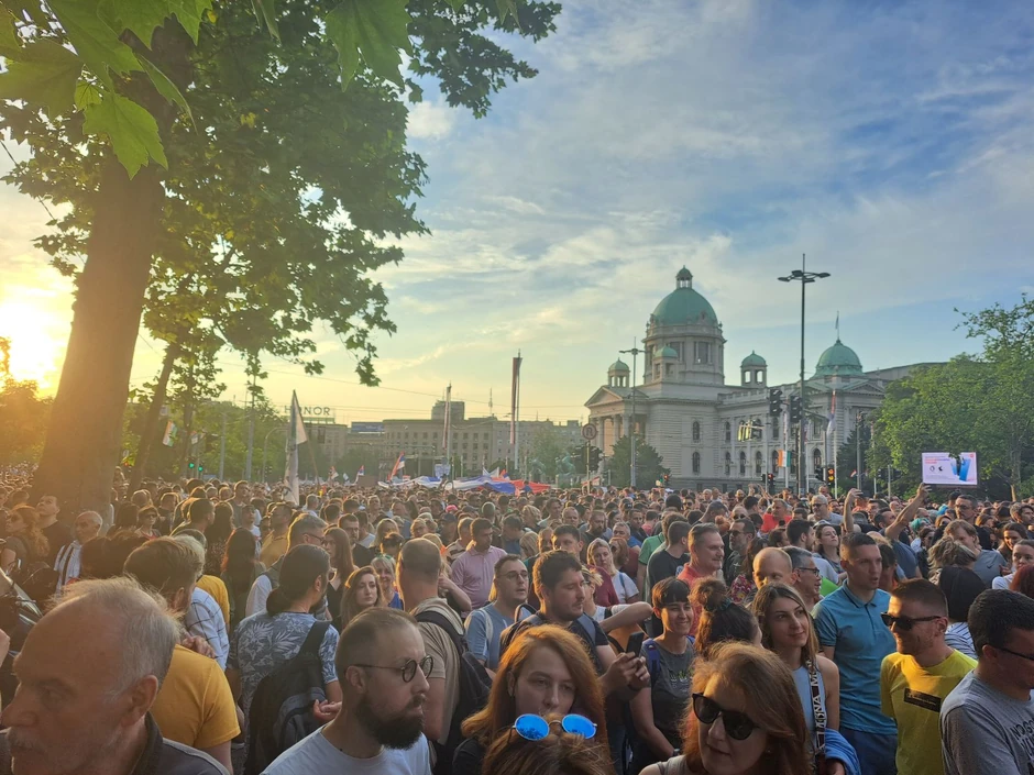 Plato ispred Skupštine nešto posle 19 sati