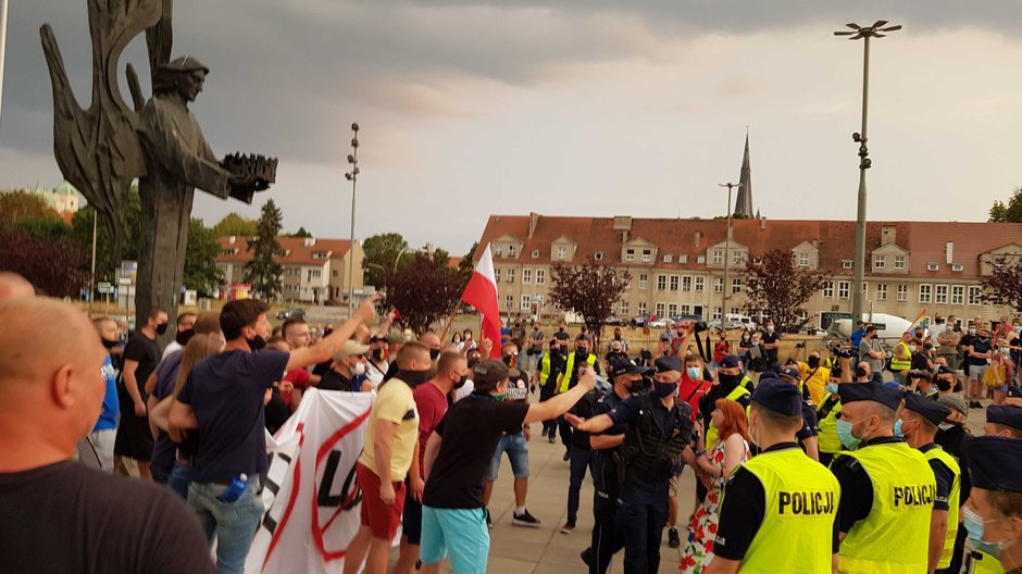 Spięcie pomiędzy demonstrującymi w obronie osób LGBT a uczestnikami kontrmanifestacji