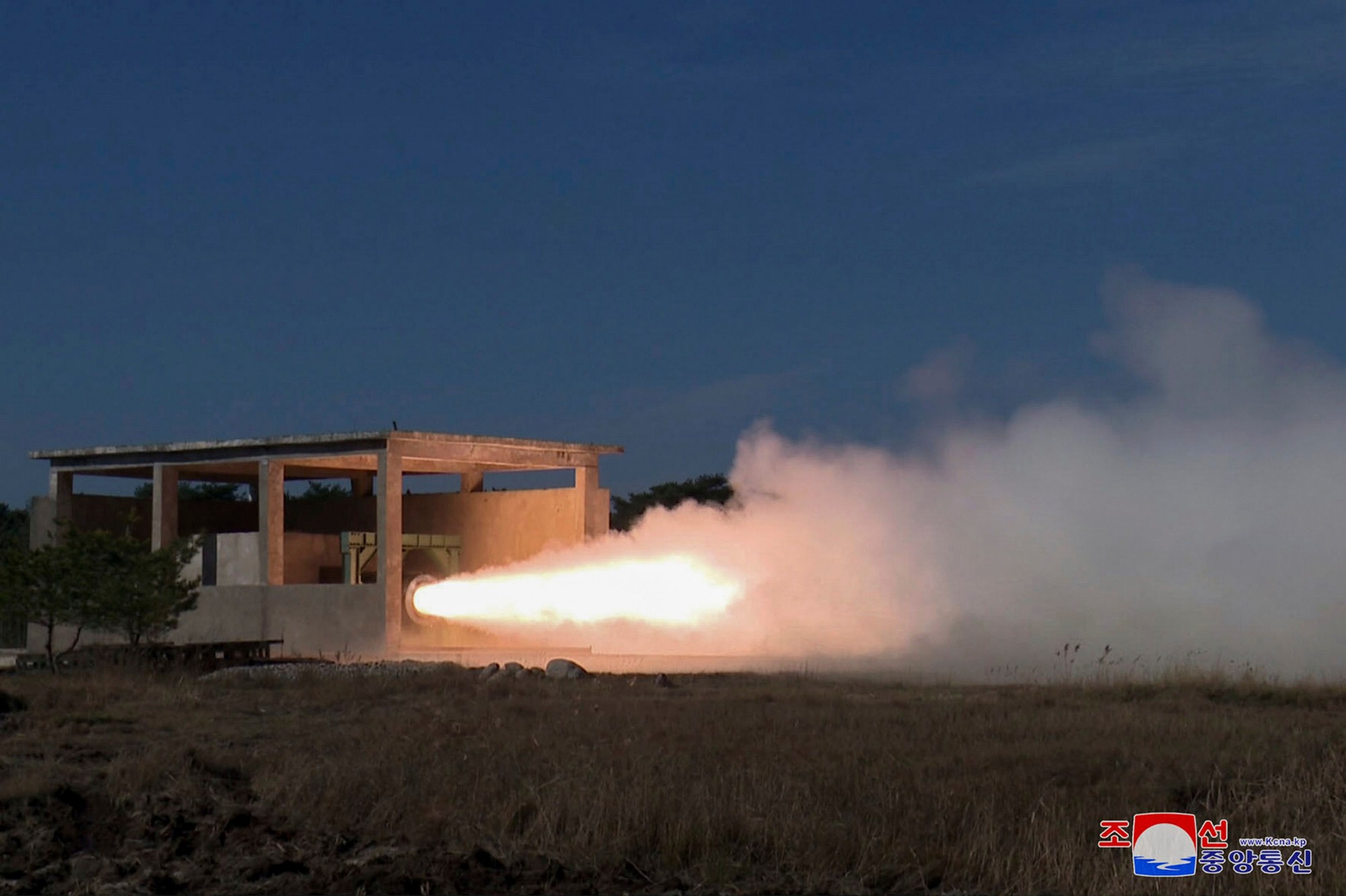 Severná Kórea tvrdí, že úspešne otestovala raketové motory na tuhé palivo.