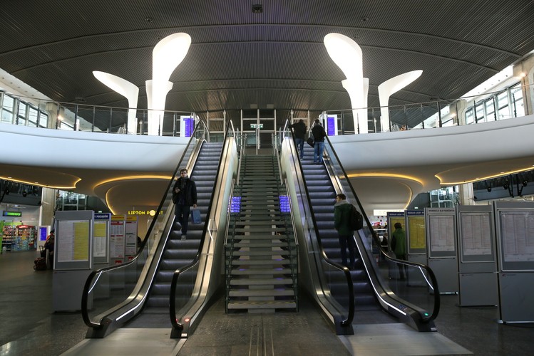 Antresola w hali głównej dworca Warszawa Centralna <br><br> (zuz) PAP/Tomasz Gzell