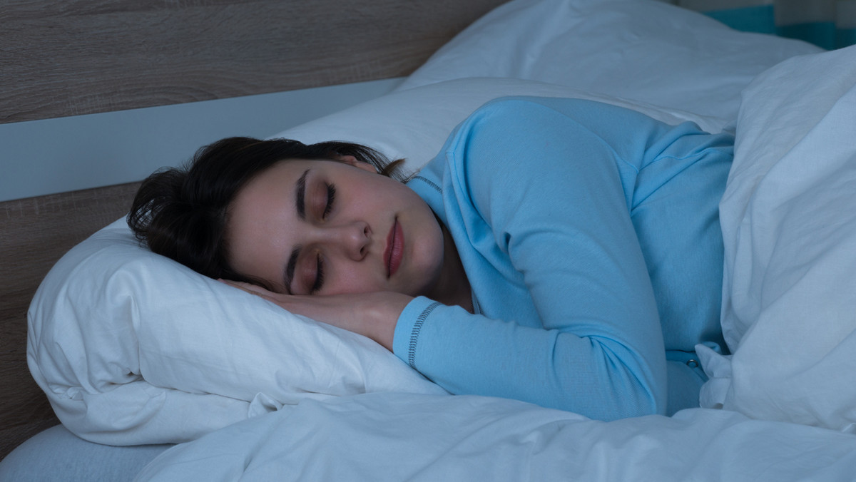 Poduszka do spania - czy ma wpływ na jakość naszego snu? A kołdra? Jaką kołdrę kupić, by sen był niezakłócony? A materac - jaki materac wybrać do sypialni? Twardy czy miękki? Czy wiesz, że średnio 1/3 swojego życia spędzasz w łóżku? To czas na regenerację organizmu – zarówno odpoczynek psychiczny, jak i fizyczną naprawę na poziomie komórkowym. Warto więc zadbać o to, by proces ten przebiegał bez zakłóceń. Pomoże w tym odpowiednio dobrane wyposażenie sypialni: materac, kołdra i poduszka.
