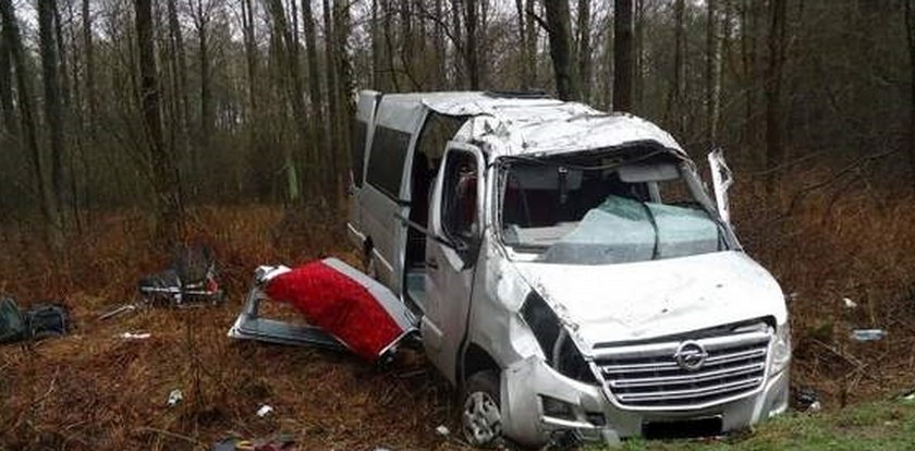 Horror na drodze! Bus wyleciał z drogi i dachował. Są ranni!