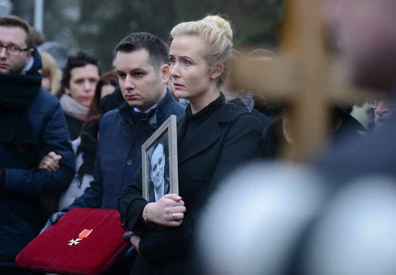 Anna Kalita w trakcie pogrzebu męża