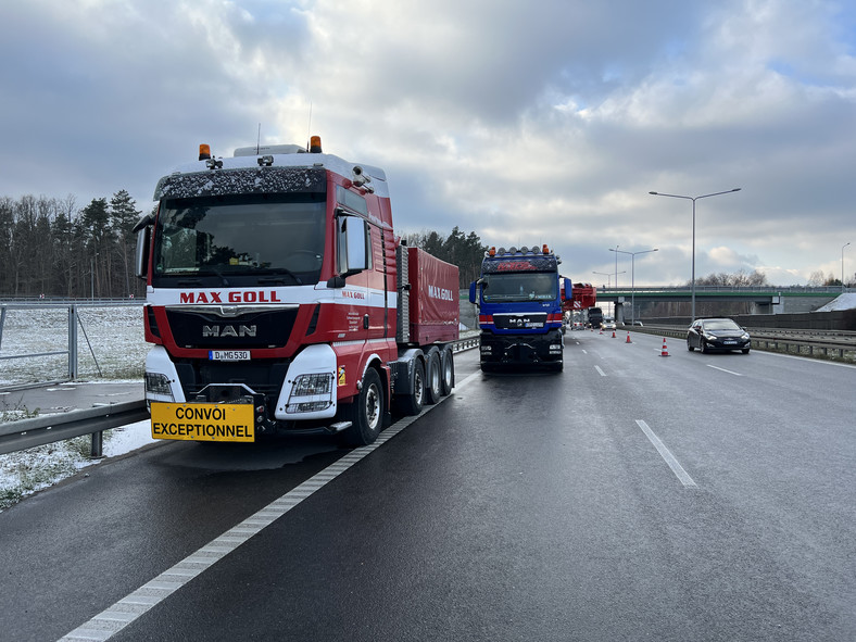 Transport gigantycznej maszyny czeka przed wjazdem do Warszawy na drodze ekspresowej S8 w pobliżu węzła Janki