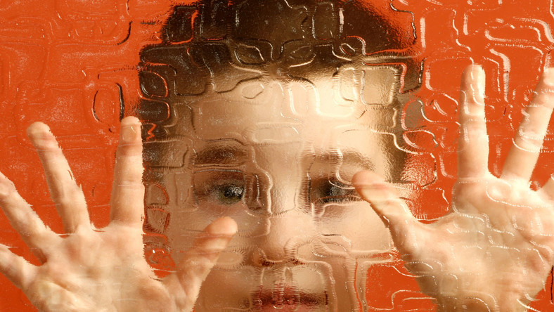 Co wywołuje autyzm? Badanie z udziałem bliźniąt jednojajowych