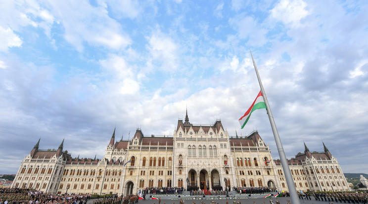 Katonai tiszteletadás mellett felvonják Magyarország nemzeti lobogóját / Fotó: MTI/Illyés Tibor