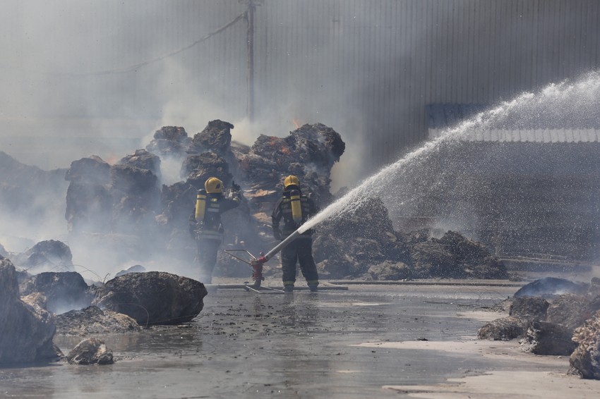 Vatrogasci pokušavaju da ugase požar