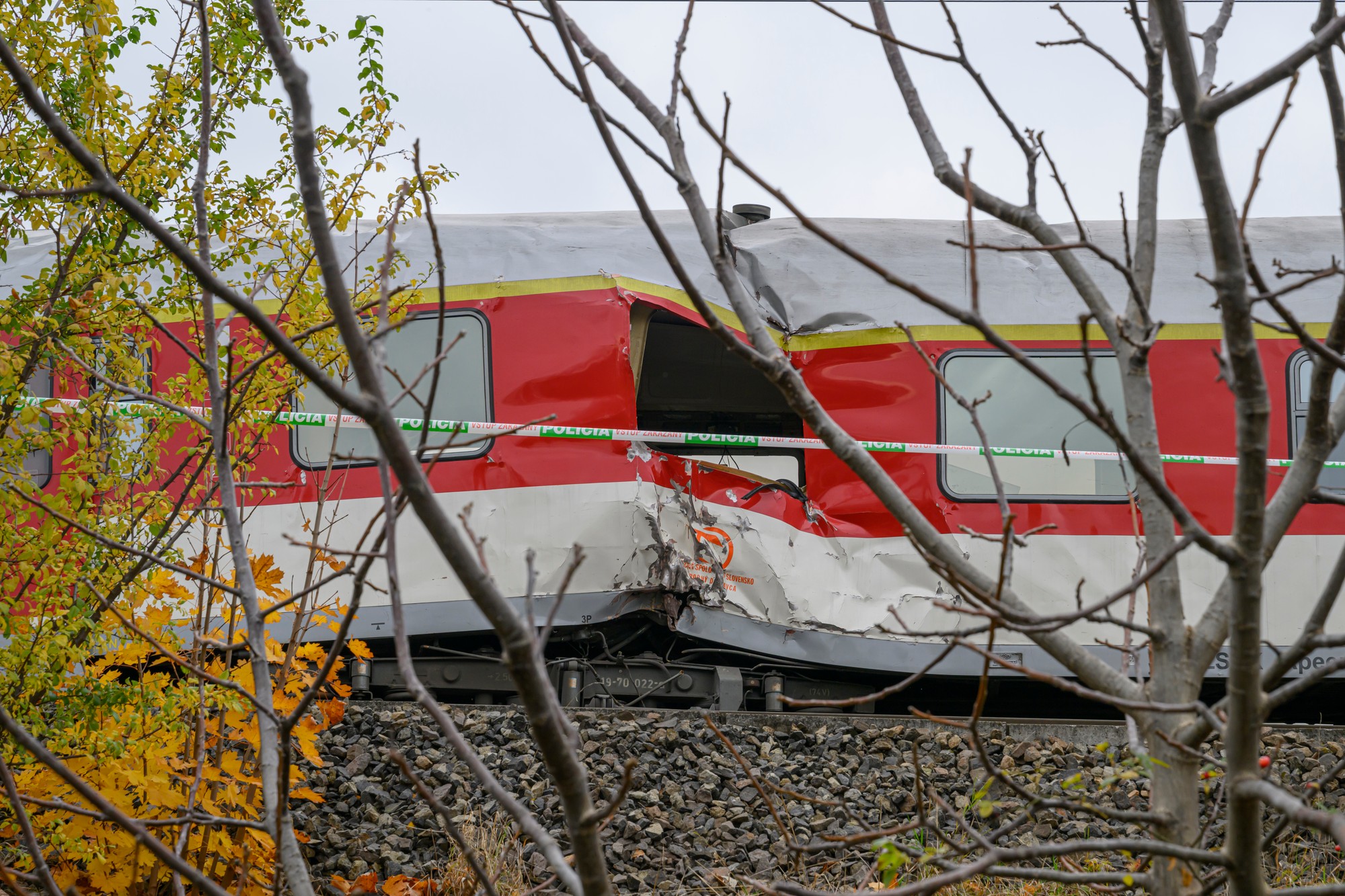 Pri Pezinku došlo v nedeľu (9. 11.) večer k zrážke dvoch vlakov.