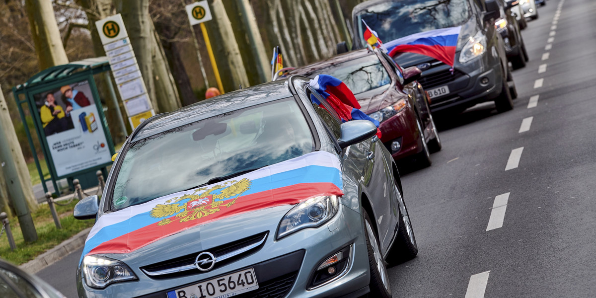 Berlin: parada poparcia Putina w dniu ujawnienia masakry w Buczy