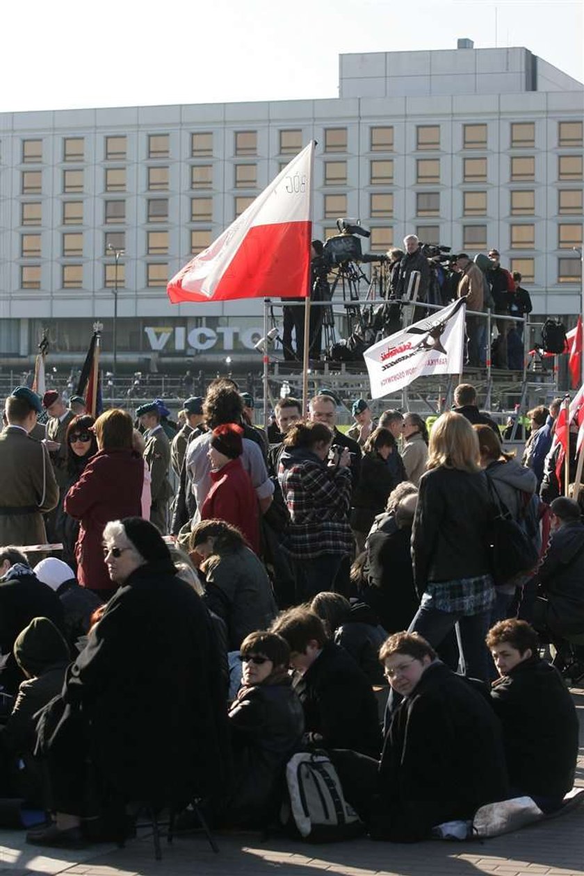 Ludzie zbierają się na Placu Piłsudskiego